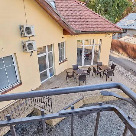 Garnet Πανσιόν Όλομουτς